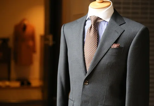 Manichino con abito elegante e cravatta in un ambiente professionale, simbolo di soft skill nei trend e-learning