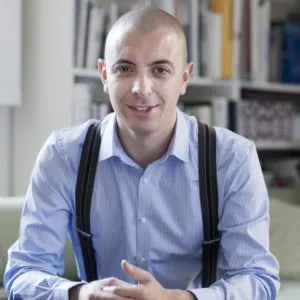 Ritratto di un uomo sorridente in camicia azzurra e bretelle, speaker all’evento LEARNING 360 su Articulate 360