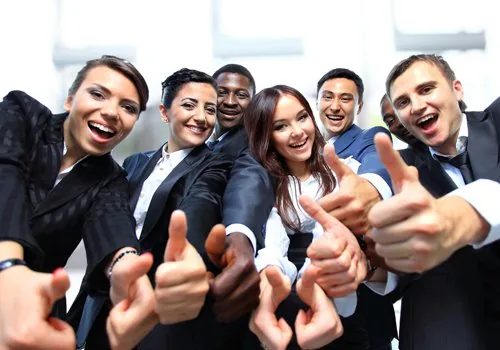 Gruppo di persone sorridenti che mostrano il pollice in su per rappresentare entusiasmo e successo nell’e-learning