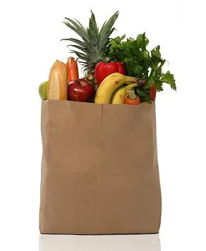 Borsa di carta piena di frutta e verdura fresca usata come metafora delle competenze necessarie per lavorare nell’e-learning