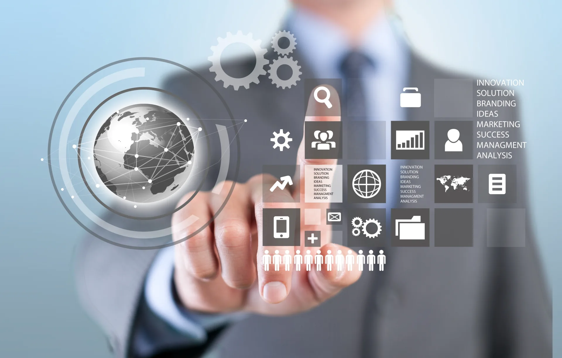Mano di un professionista che interagisce con icone digitali e un globo virtuale legati alla progettazione di corsi online