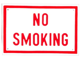Cartello con scritta No Smoking in rosso su sfondo bianco, esempio di immagine testuale per localizzazione