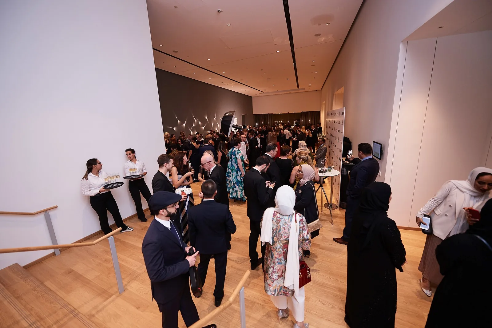 Partecipanti elegantemente vestiti socializzano durante la cerimonia degli International Business Awards a Vienna