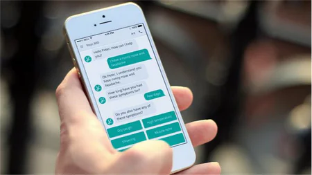 Conversazione con chatbot su smartphone che mostra l’uso dell’intelligenza artificiale nell’apprendimento digitale