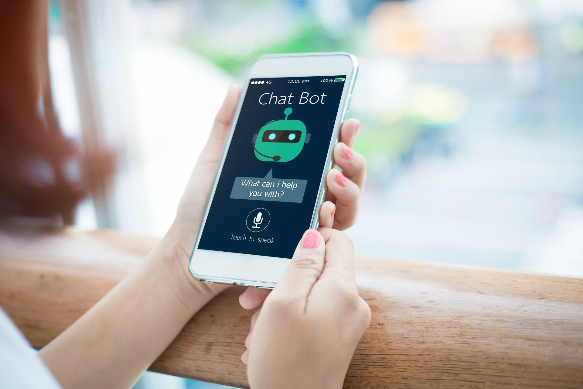 Persona utilizza un chatbot su smartphone per ricevere assistenza personalizzata nell’e-learning