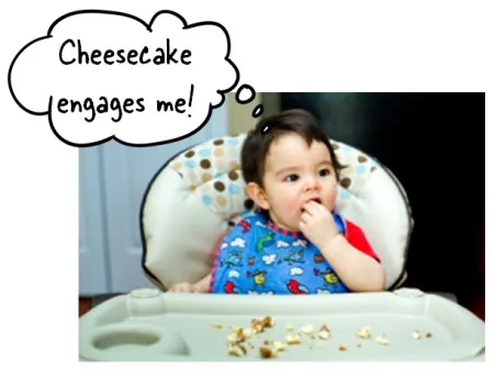 Bambino seduto su seggiolone che mangia cheesecake con fumetto che esprime coinvolgimento