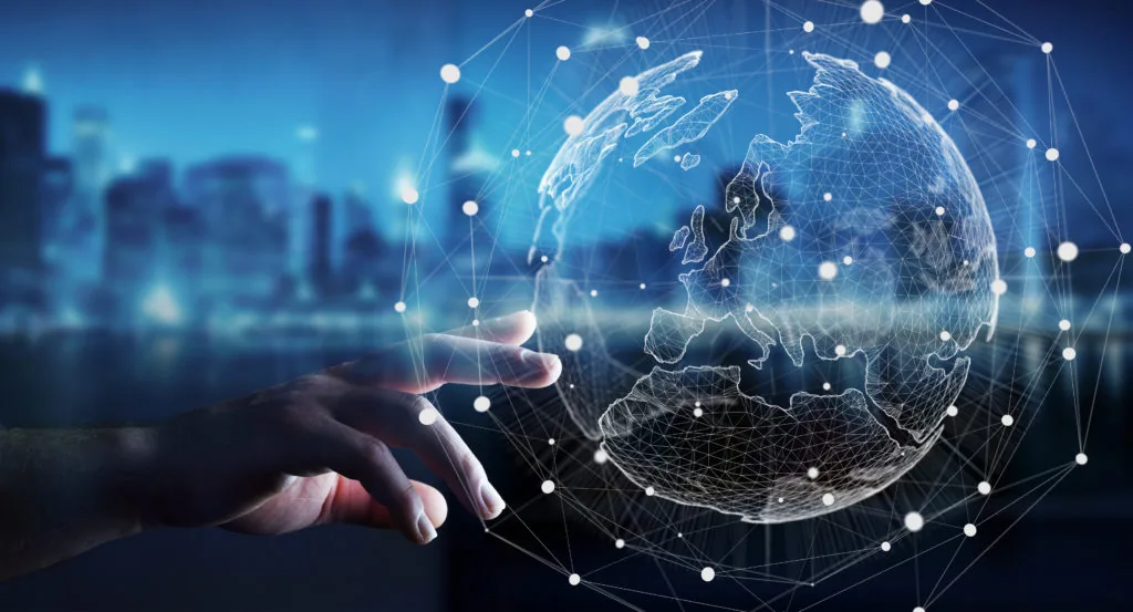 Mano che interagisce con un globo digitale e una rete di punti, simbolo delle competenze digitali nell’instructional design