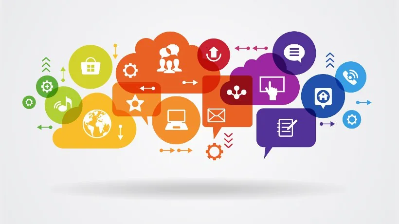 Nuvole e fumetti colorati con icone digitali rappresentano strumenti e strategie di comunicazione nell’e-learning