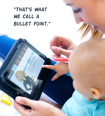 Donna e bambino guardano insieme un corso elearning su tablet con riferimento ai bullet point