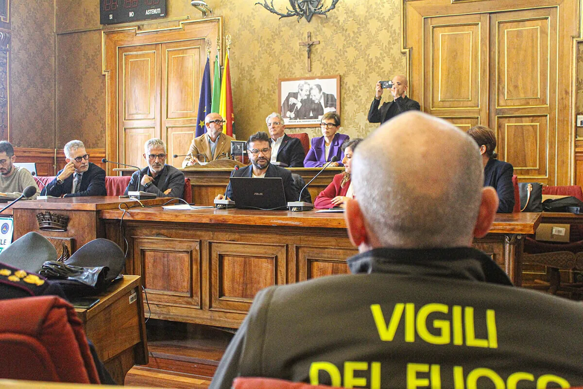 Presentazione del portale Rischio Zero nell’aula consiliare di Ragusa con Vigili del Fuoco e autorità locali