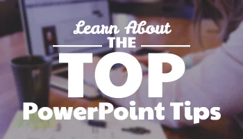 Testo grande e chiaro sui migliori suggerimenti per PowerPoint sovrapposto a una scrivania con computer portatile in uso