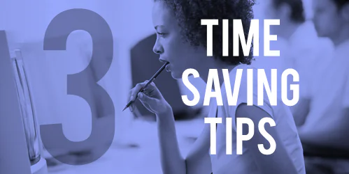 Persona riflette davanti al computer con il testo 3 time saving tips, tema ottimizzazione progettazione e-learning