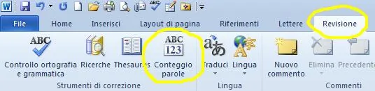 Barra degli strumenti di Microsoft Word con la funzione Conteggio parole evidenziata per calcolare la lunghezza degli script