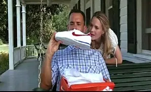 Uomo seduto su una veranda osserva un paio di scarpe da ginnastica bianche, simbolo di cambiamento nell’e-learning
