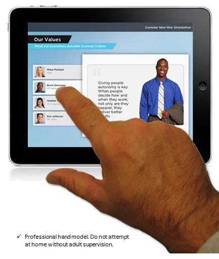 Mano che interagisce con un corso e-learning su iPad usando Articulate Storyline per mostrare contenuti interattivi