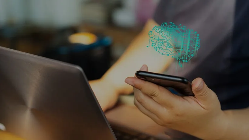 Persona con smartphone e laptop con cervello digitale che simboleggia l’uso del deep learning nella formazione aziendale