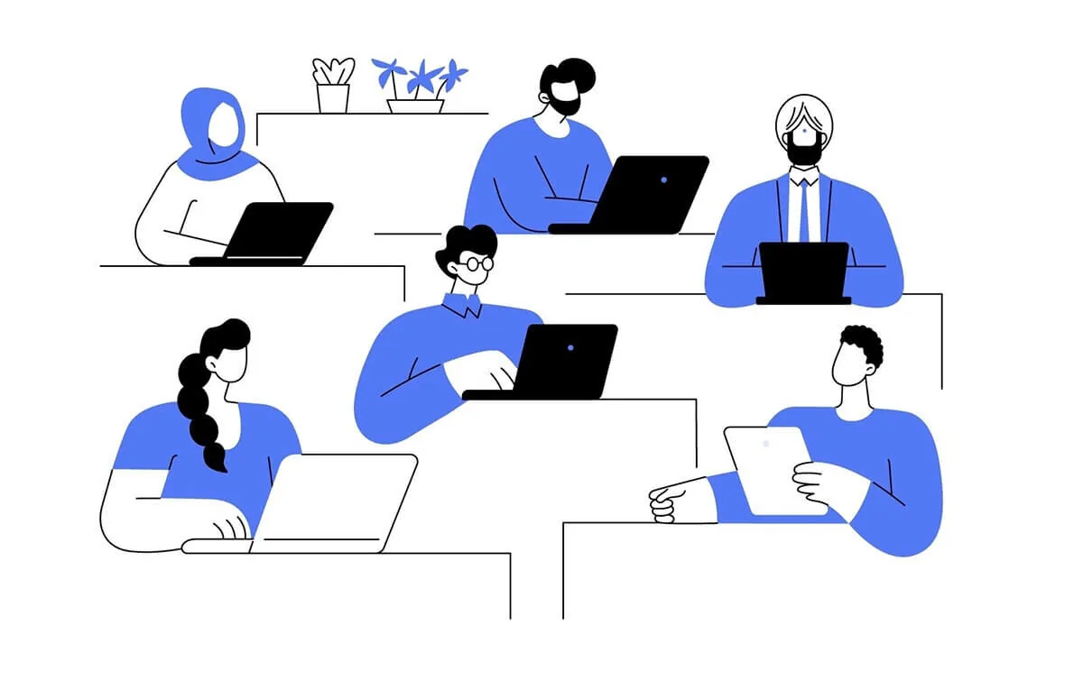 Persone diverse per genere e cultura impegnate in attività di formazione digitale con laptop e tablet