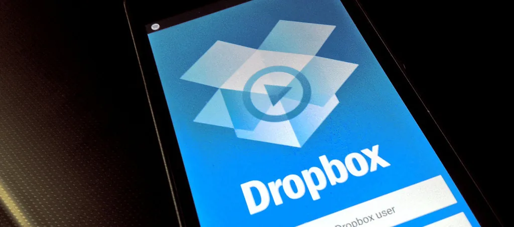 Schermata di accesso a Dropbox su smartphone con logo visibile, collegata al tema della condivisione HTML disabilitata