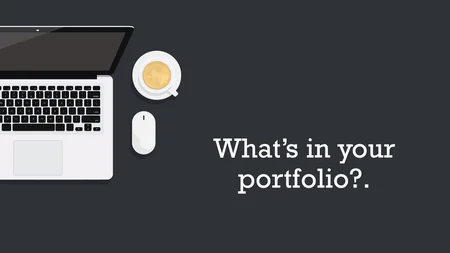 Vista parziale di un laptop con mouse e tazza di caffè accanto alla domanda What’s in your portfolio su sfondo scuro