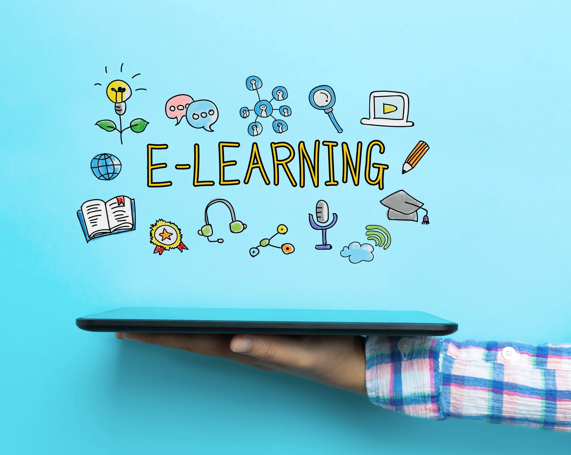 Mano che regge un tablet con icone colorate e la scritta e-learning, simboli della formazione digitale