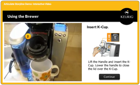Video didattico interattivo con elenco puntato e pulsante di approfondimento per inserimento K-Cup in macchina da caffè