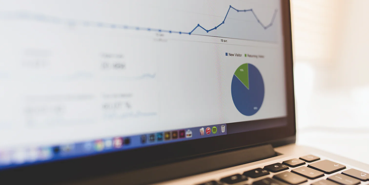 Schermo di laptop con grafico a linee e grafico a torta che illustrano dati interattivi per la formazione digitale