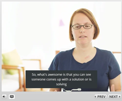 Persona che parla in un corso e-learning con didascalie in inglese visualizzate in sovrimpressione per l’accessibilità