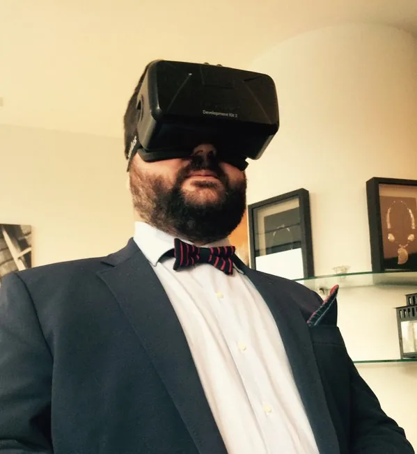 Persona con visore Oculus Rift immersa in un ambiente virtuale per formazione digitale