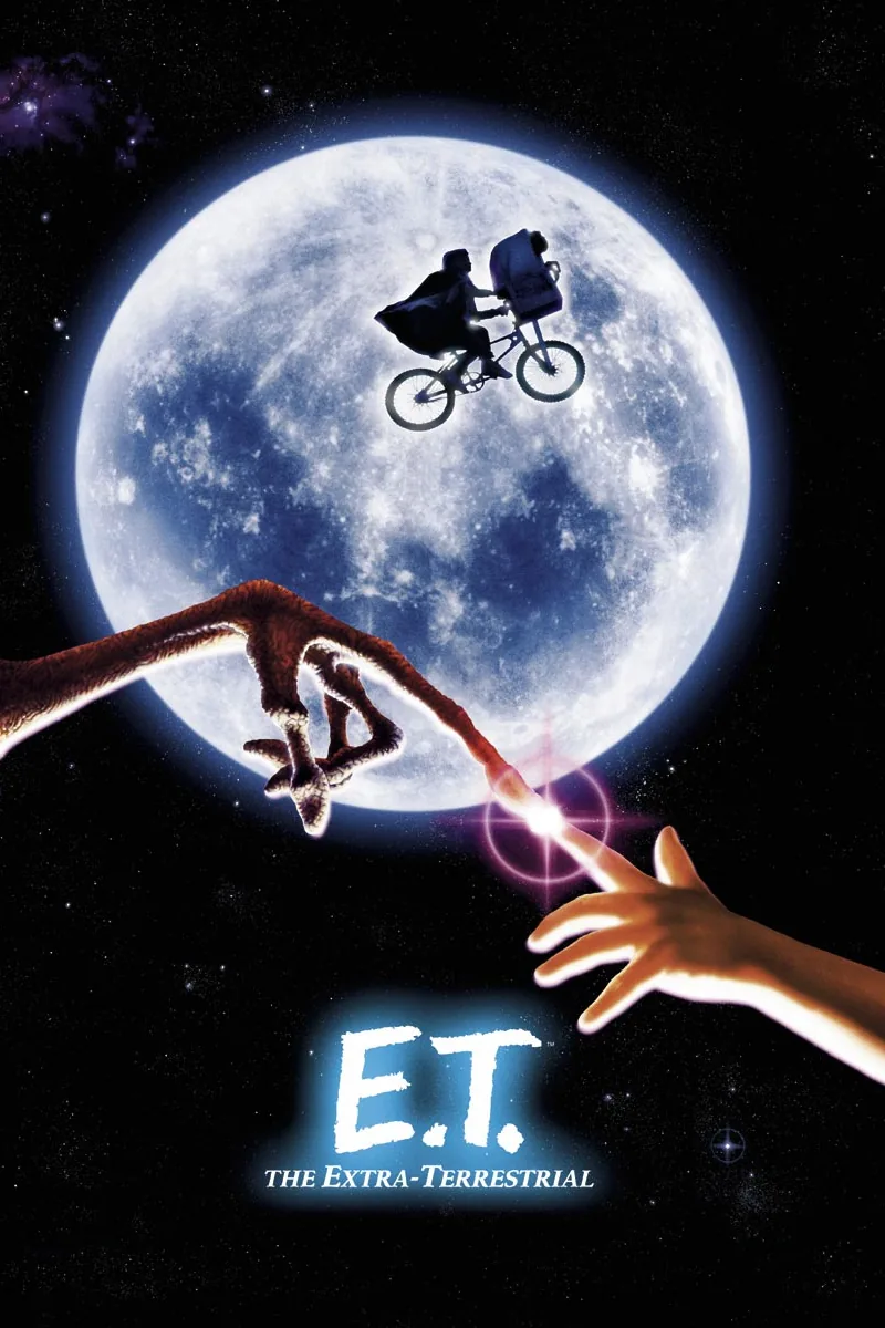 Due dita, una aliena e una umana, si sfiorano davanti alla luna piena con una bicicletta volante sullo sfondo