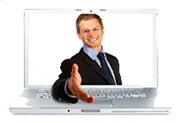 Persona in abito professionale porge la mano da uno schermo di laptop, simbolo di accoglienza nella formazione online