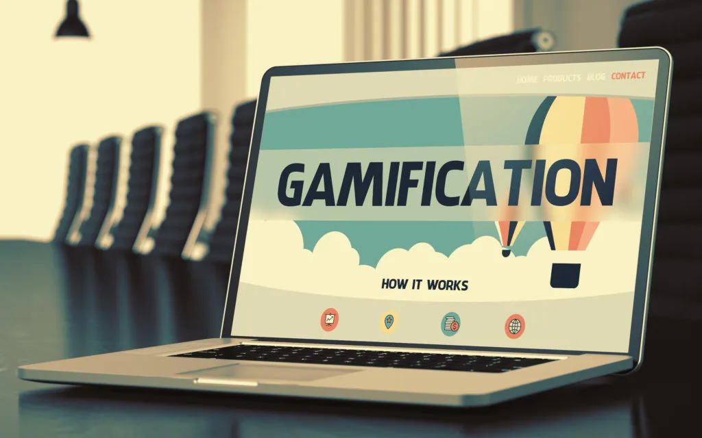 Schermo di laptop con la scritta gamification e un'illustrazione di mongolfiera, simbolo di apprendimento digitale innovativo