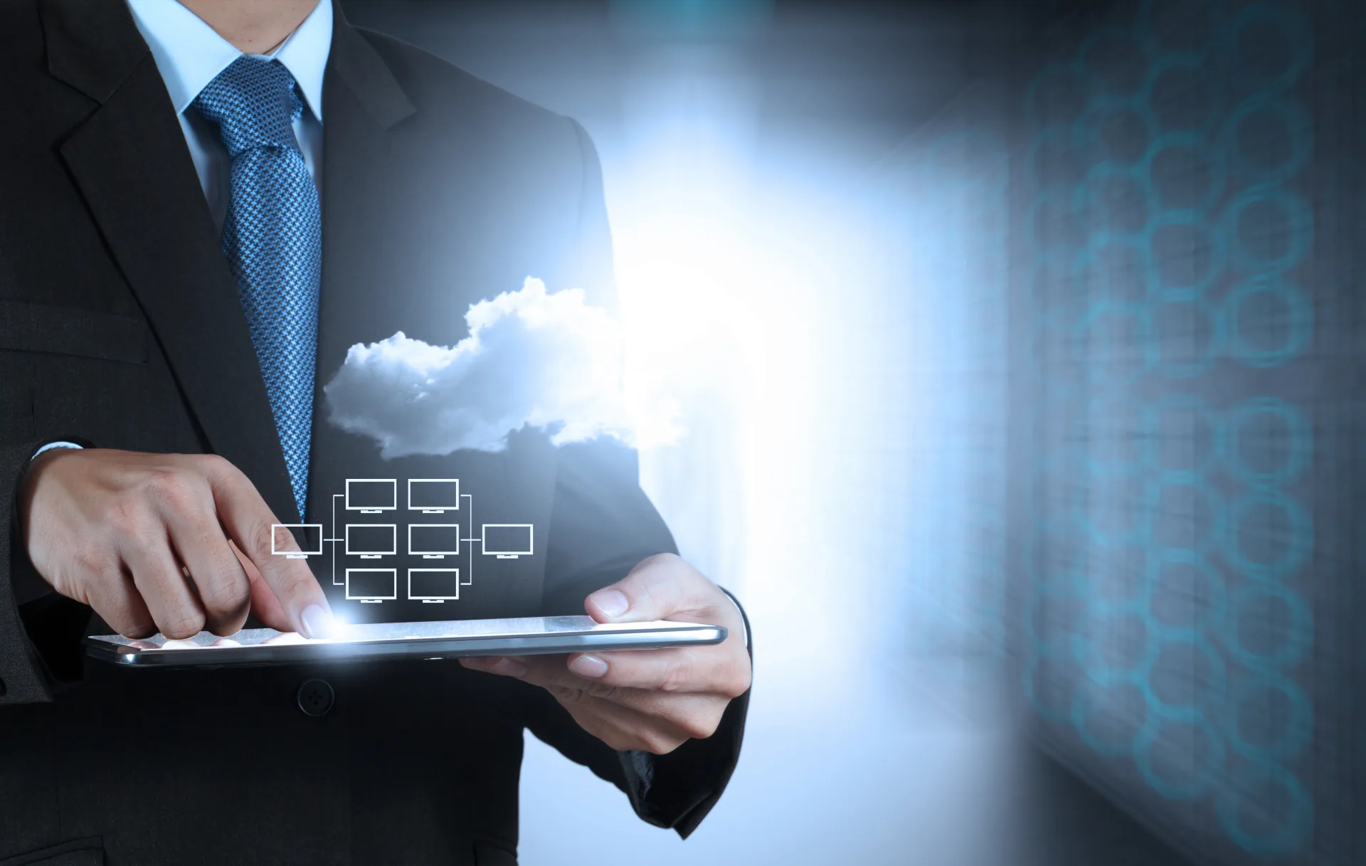 Manager in abito utilizza un tablet con icona cloud e schema digitale, simbolo della gestione file sorgente