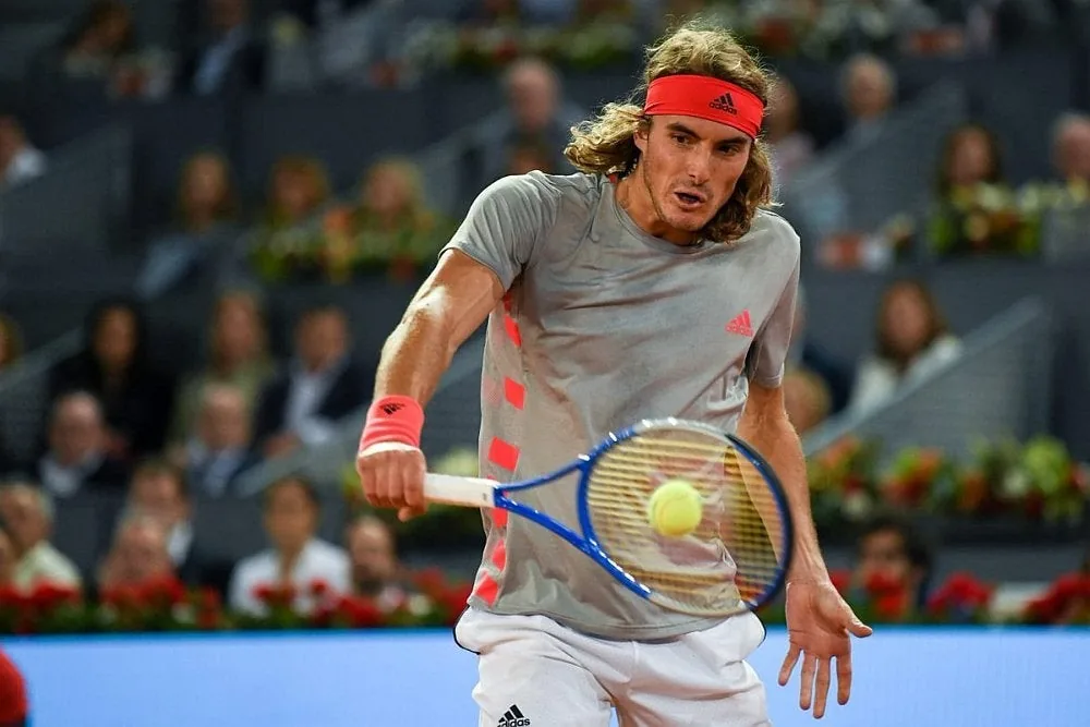 Tennista della nuova generazione in azione durante una partita, simbolo di innovazione e cambiamento nell’e-learning