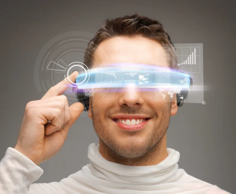 Uomo che indossa smart glasses futuristici con interfaccia digitale trasparente per apprendimento interattivo