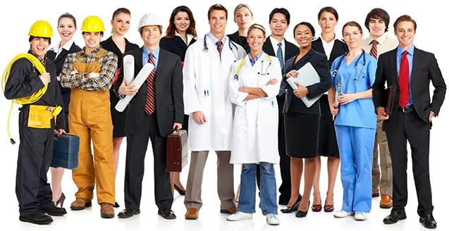 Gruppo di professionisti in diversi abiti da lavoro rappresenta i destinatari dei corsi di formazione aziendale