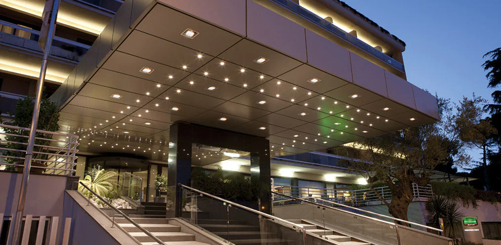 Ingresso illuminato dell’Hotel Marriott Courtyard di Roma, sede del corso Articulate Storyline e Articulate 360