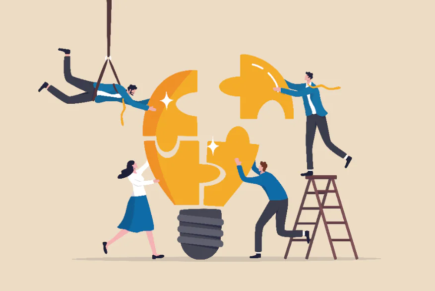 Quattro persone assemblano una lampadina a puzzle, simbolo di collaborazione e creatività nell’eLearning con IA