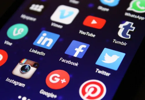 Schermata di smartphone con icone di app social come Facebook, Twitter, LinkedIn e YouTube usate nella formazione digitale