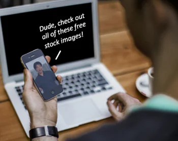 Persona guarda lo schermo di un laptop e tiene uno smartphone con un messaggio su immagini stock gratuite per e-learning