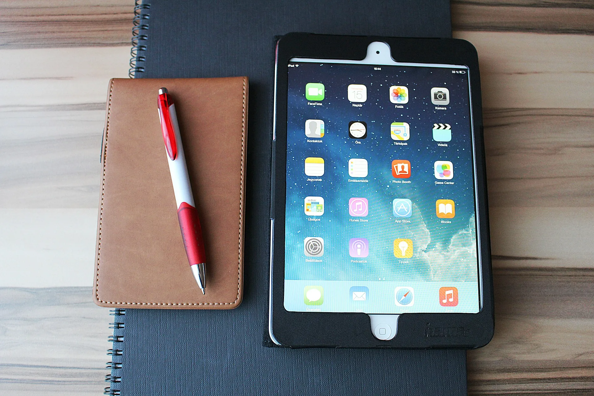 Tablet iPad acceso su scrivania con taccuino e penna, simbolo di apprendimento digitale e mobile learning