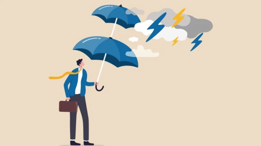 Persona con ombrello protegge da nuvole e fulmini, simbolo di resilienza nella leadership aziendale