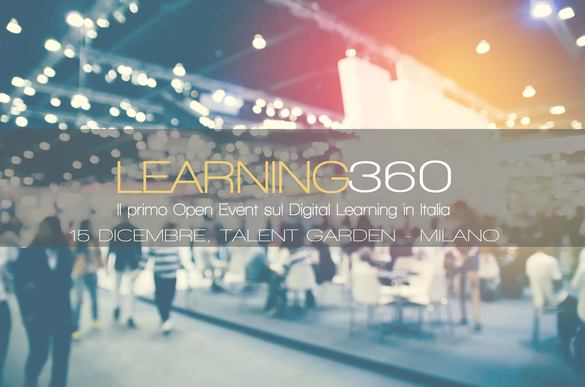 Visual promozionale dell’evento Learning 360 con persone sfocate in un ambiente fieristico e dettagli su data e luogo