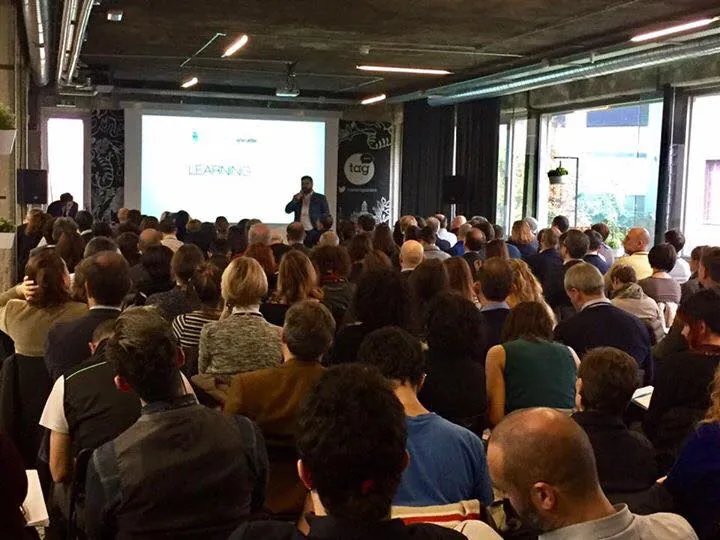 Ampia platea di partecipanti segue una presentazione su LEARNING360 durante un evento dedicato al digital learning in Italia