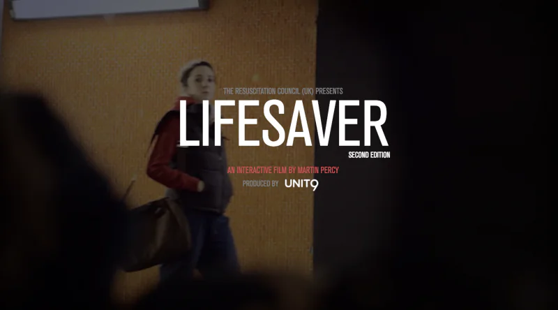 Persona in un ambiente urbano con il titolo Lifesaver, simulazione interattiva di pronto soccorso per e-learning immersivo