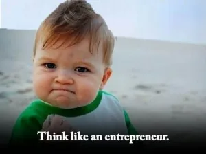 Bambino determinato sulla spiaggia con la scritta Think like an entrepreneur, simbolo di iniziativa nell’e-learning