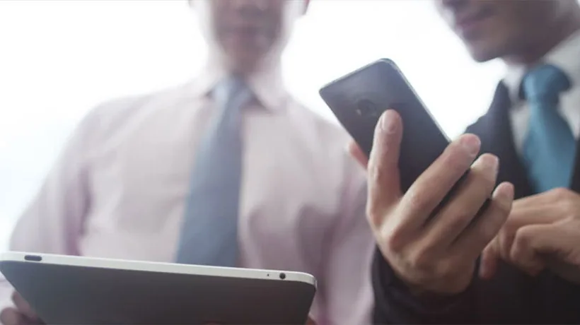 Due professionisti consultano contenuti formativi su tablet e smartphone, simbolo di microlearning aziendale