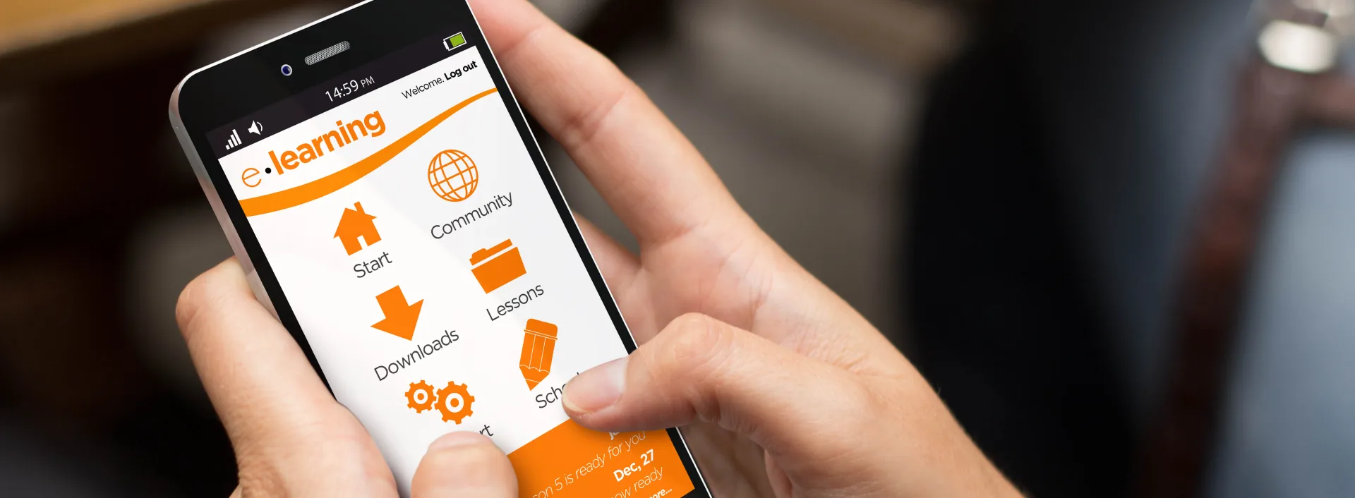 Persona utilizza un'app di e-learning su smartphone per accedere a lezioni, community e risorse digitali in mobilità