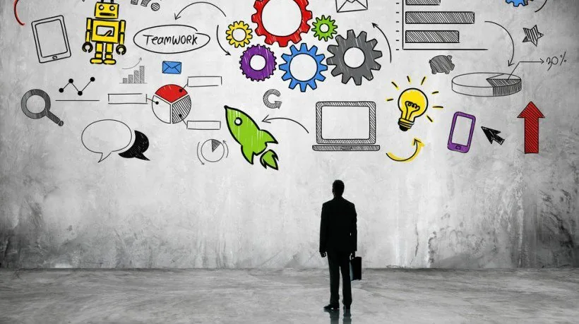 Persona osserva una parete con icone colorate di tecnologia, apprendimento e lavoro di squadra, simbolo del microlearning