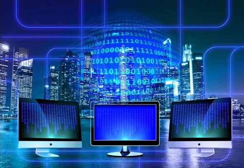 Tre monitor con codici binari su sfondo digitale rappresentano la gestione dei dati nell’e-learning e nei trend mobile