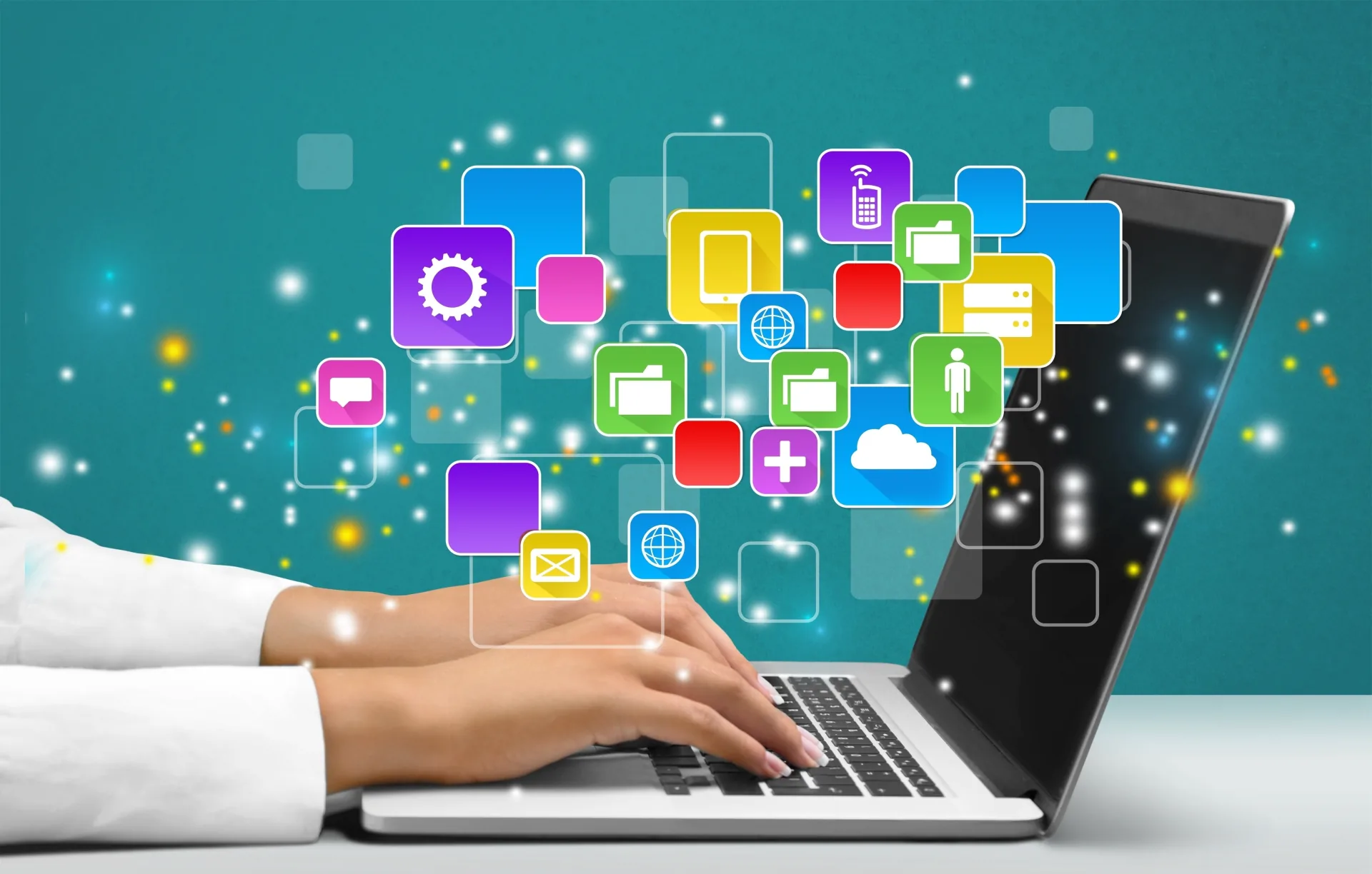 Mani su laptop con icone digitali colorate che rappresentano strumenti e metriche di apprendimento elearning